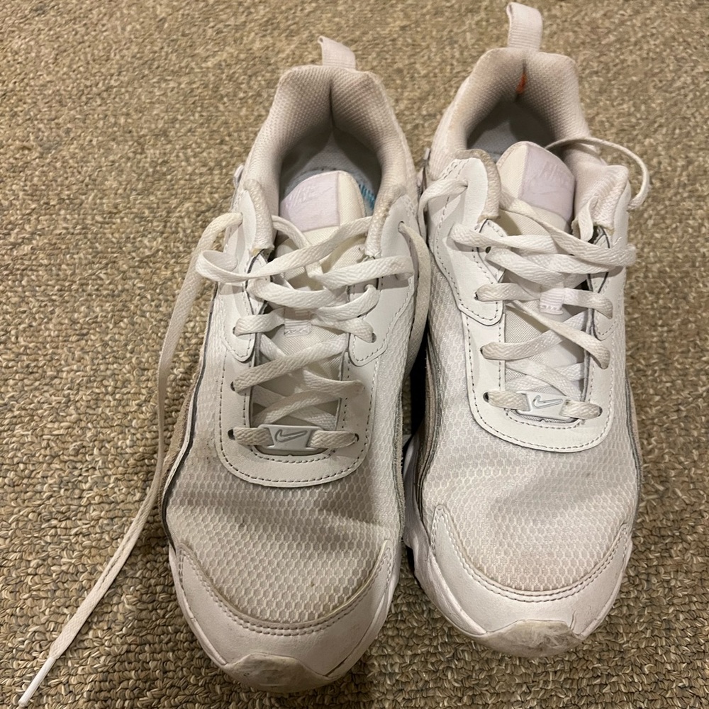 White Nike Tennis Shows